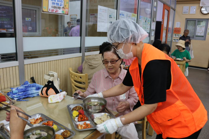 ▲ 수원성북교회 봉사자들이 자원봉사를 진행하는 사진