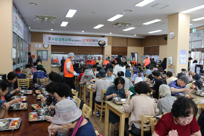 ▲ 수원성북교회 봉사자들이 자원봉사를 진행하는 사진