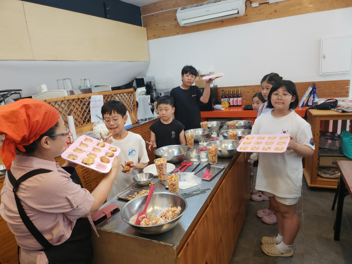 아이들이 쿠키를 만들고 있다.