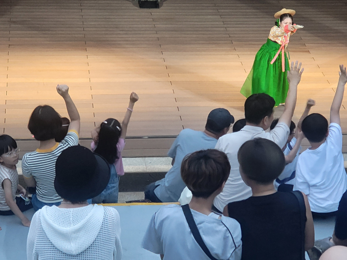 손을 번쩍 들고 퀴즈에 참여한 관람객