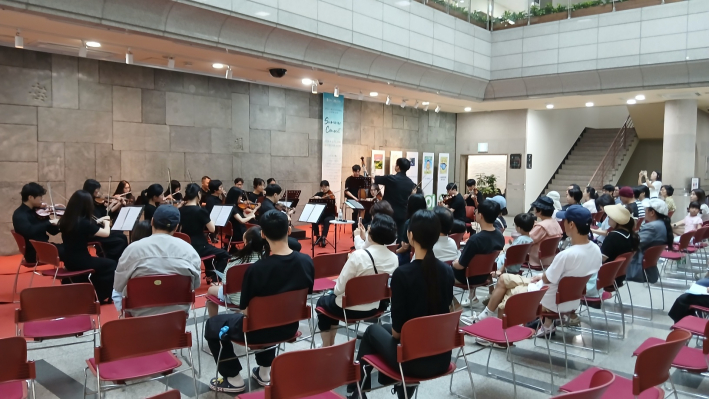 음악회를 즐기는 시민들