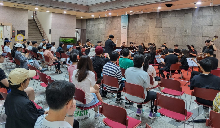 콘서트를 즐기기 위해 많은 시민들이 로비를 가득 메웠다.