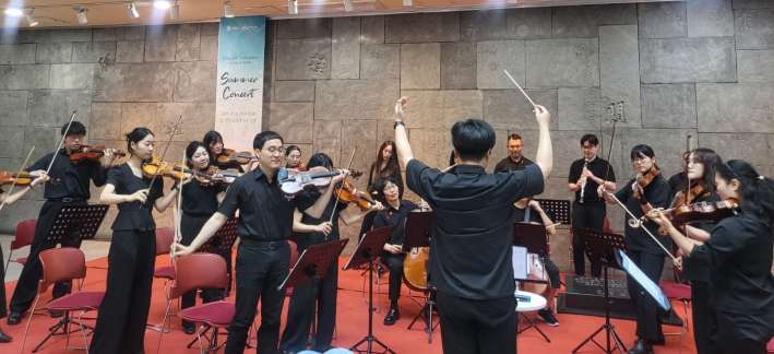 오케스트라 단원들이 관객들의 앵콜 호응에 답하고 있다.