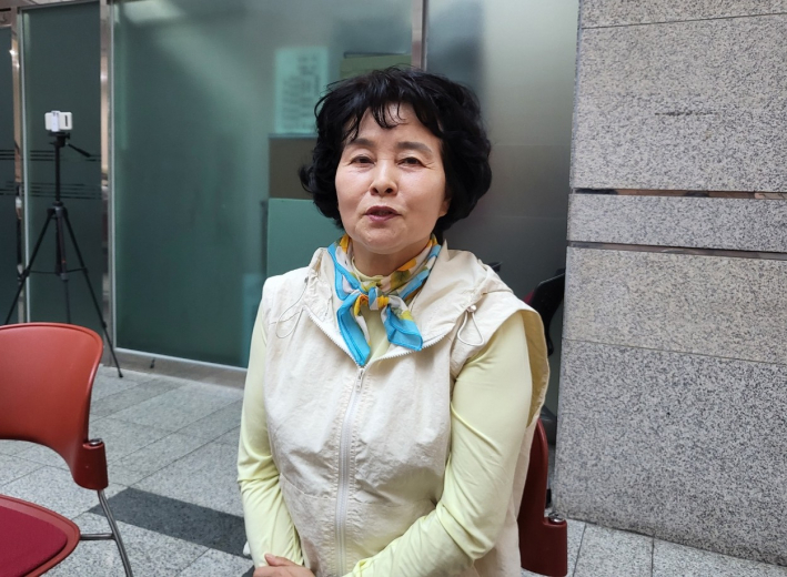 인터뷰에 응한 최병남 씨가 관람 소감을 말하고 있다.