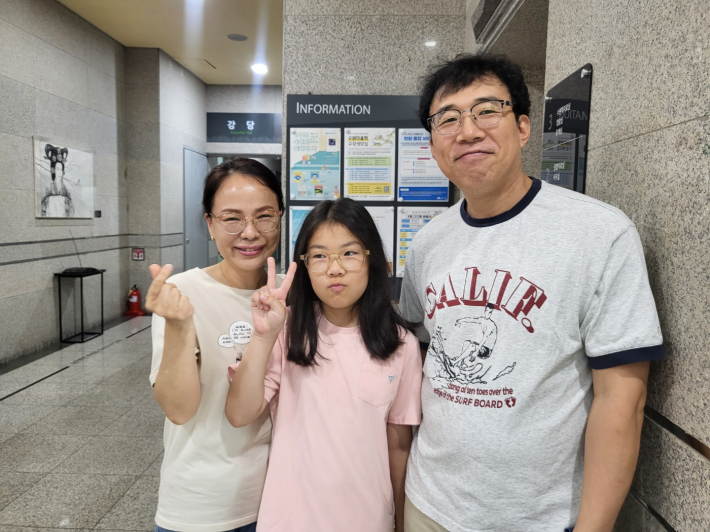 멀리 안산에서 왔다는 한 가족이 행복한 포즈로 사진 촬영에 응해 주었다.