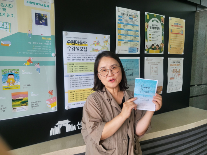 윤경아 팀장이 행사 취지에 대하여 설명해 주고 있다.