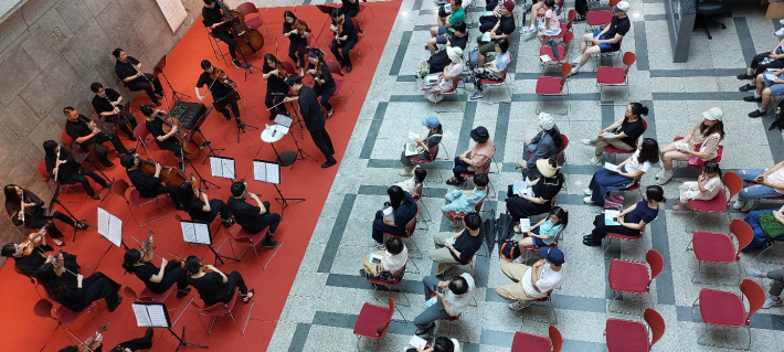 2층에서 내려다 본 콘서트 장면