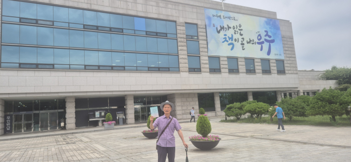 선경도서관 건물의 대형 현수막이 눈길을 끈다.