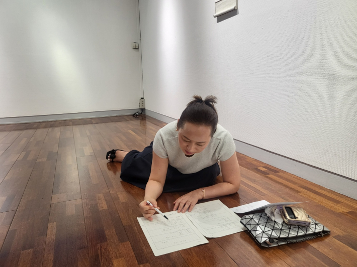 글쓰기에 집중하고 있는 유화정 참가자의 모습