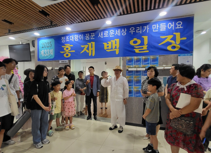 인사말을 하고 있는 김운기 수인문인협회 회장