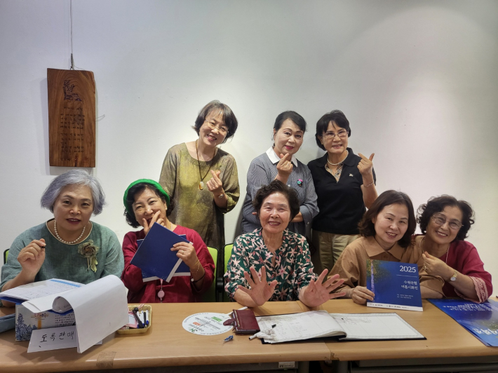 행사를 준비하고 또 진행을 맡은 회원들의 밝은 모습