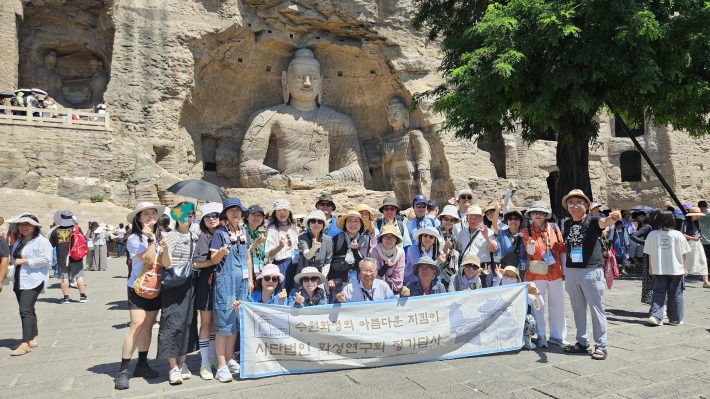 운강석굴앞에서 단체사진