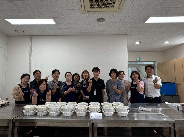 동 지역사회보장협의체 삼계탕 나눔 단체 사진