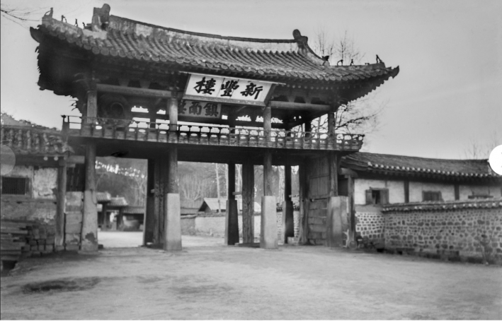 화성행궁 정문인 신풍루, 1911년 노르베르트 베버가 찍은 사진 [사진출처] 국외소재문화유산재단