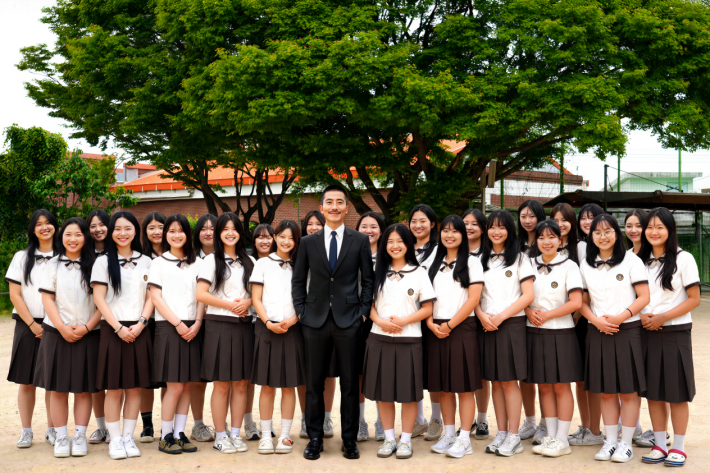 AI로 만든 김세환 선생과 매향여자정보고등학교 학생들의 기념 사진.
