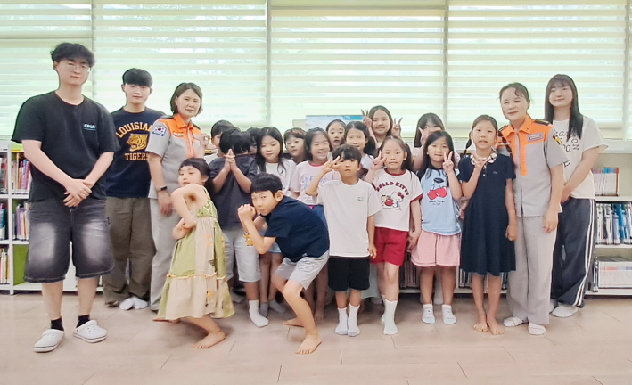 수원시다함께돌봄센터 19호점 아동과 대학 근로장학생들이 한림도서관 '아기둥지방'에서 진행된 심폐소생술(CPR) 교육 후 기념촬영을 하고 있다.