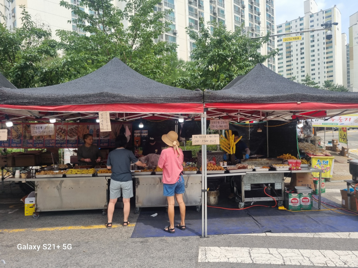 진열을 아주 잘 해 누구나 쉽게 오갈 수 있는 상점