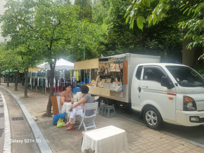 트럭 안에 마련된 카페(다방)가 운치가 있다. 