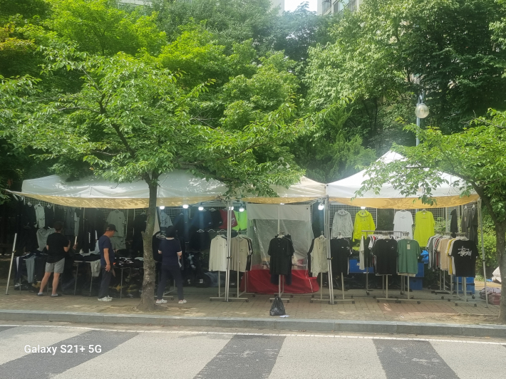 간판은 없어도 유명 브랜드 옷이 가득하다