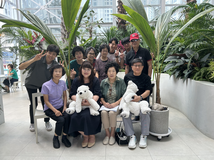 SK청솔노인복지관 파인트리클럽의 2025년 3차 임원진 회의를 기념하고 있다.