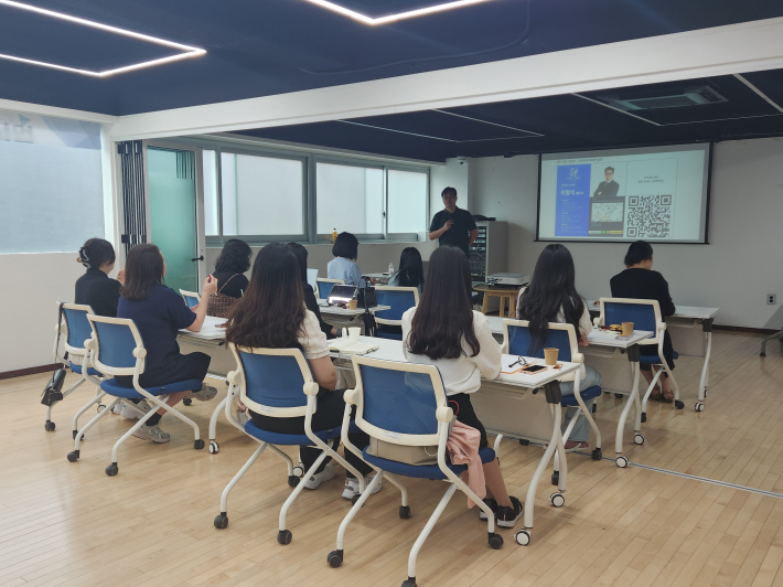 창업 • 절세 교육 등 역량강화 프로그램 교육을 듣고 있는 청년 강사들의 모습