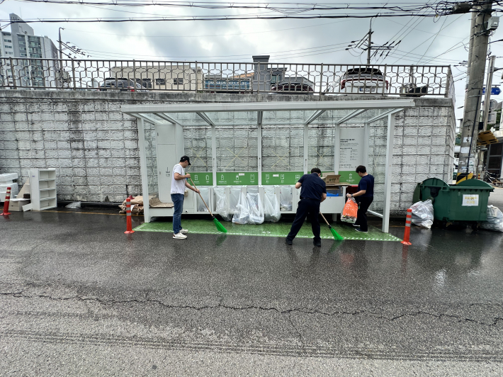 장안구 차량과 직원들이 자원순환역 물청소를 하고 있다.
