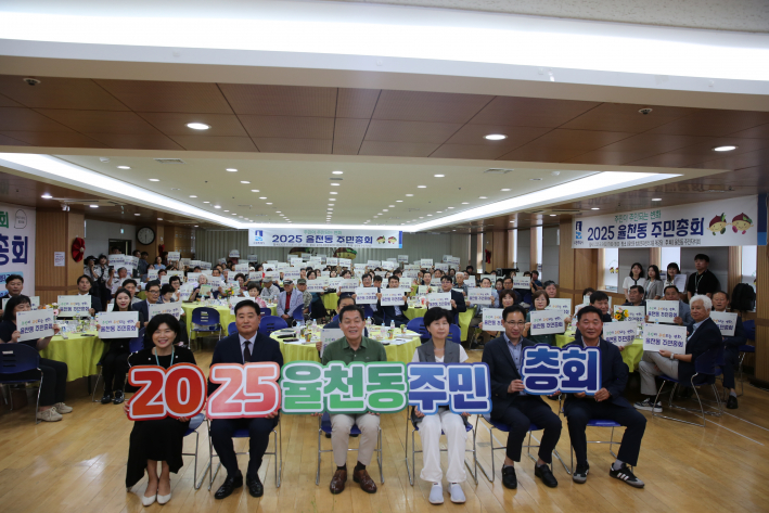 이재준 시장(왼쪽 3번째)과 정찬해 주민자치회장(왼쪽 2번째), 이일희 장안구청장(오른쪽 2번째)과 성영신 율천동장(왼쪽 1번째)이 주민들과 함께 하고 있다.