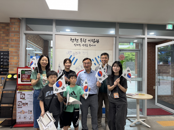 광복 포토존에서 수원시청소년청년재단 이사장과 초등학생, 청년,기념사진 전경