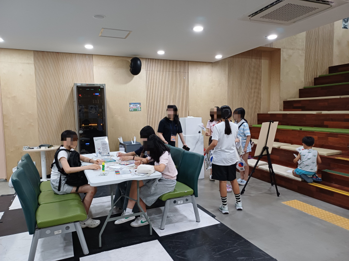 체험 소감 방명록 작성하는 학생들의 진지한 모습