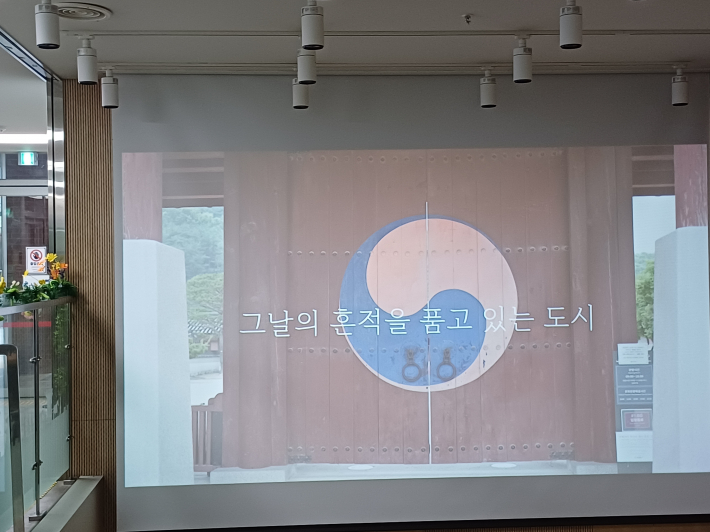 영상, 그날의 흔적을 품고 있는 도시