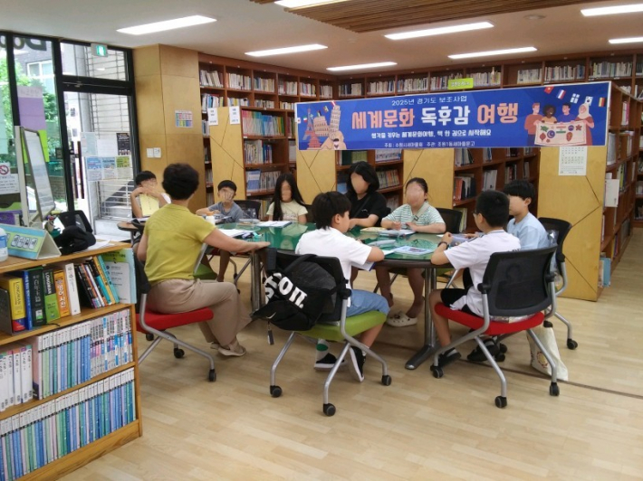 아이들이 책을 보면서 이야기를 나누고 있다.