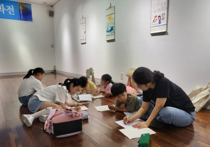가장 편한 자세로 글쓰기를 하고 있는 어린이 참가자들