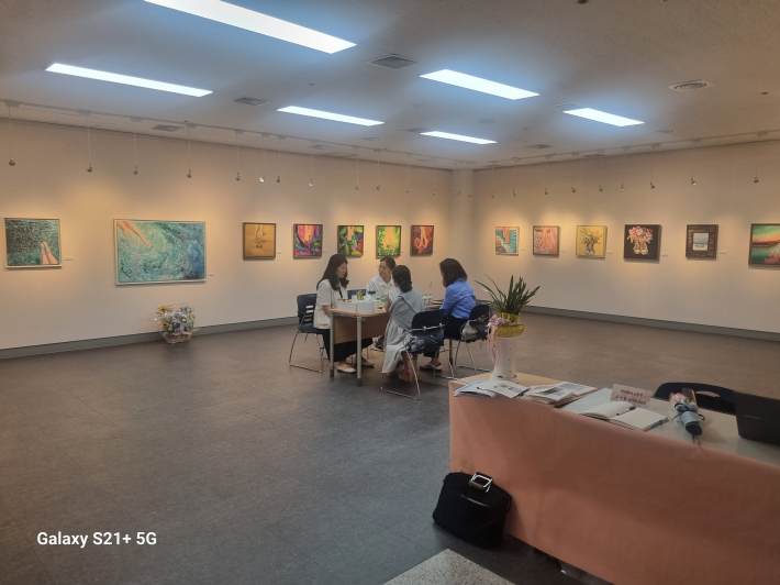 25점의 유화 작품으로 전시장은 분위기가 매우 환하다