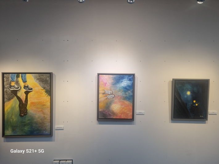  빗속에서의 한 걸음, 유화작품 하늘 달리다와 가로등