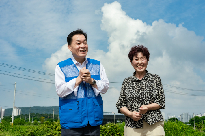 지난 7일 수원시 입북동에서 열린 현장시장실에서 이재준 수원시장이 주민과 함께 환하게 웃고 있다