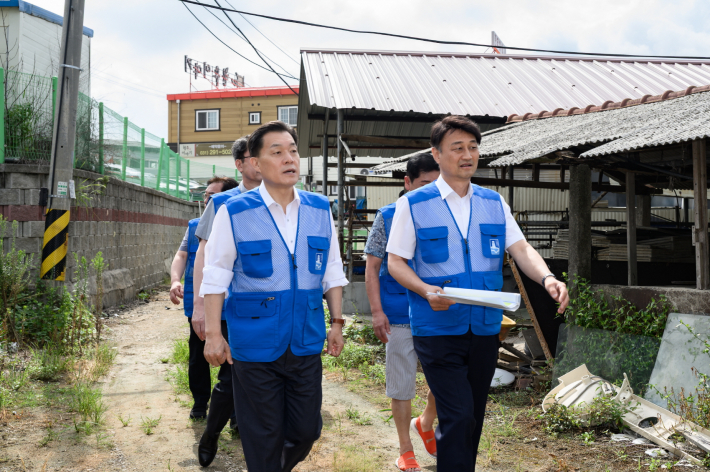 지난 7일 이재준 수원시장이 '폭싹 담았수다! 시민의 민원함'에 접수된 민원 현장을 확인하고 있다.
