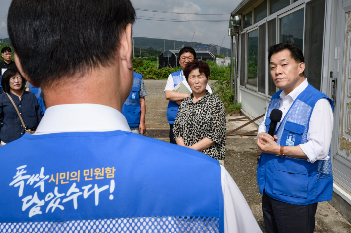 지난 7일 입북동 벌터마을에 현장시장실이 개설돼 이재준 수원시장과 주민이 민원 해결 과정을 듣고 있다.