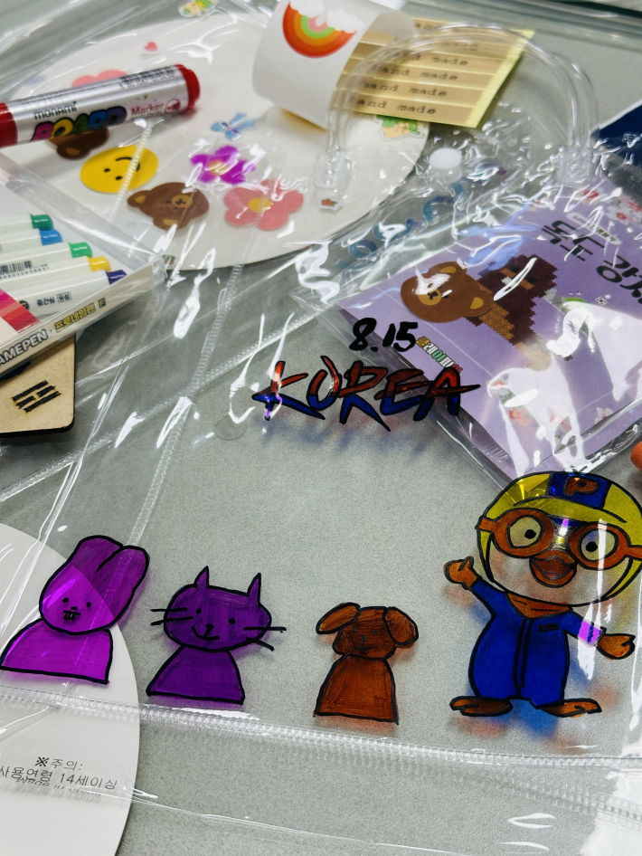 아이들은 각자의 개성을 살려 원하는 방식으로 가방을 꾸몄다.