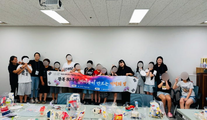 행사를 마친 후 기념촬영을 하고 있다.