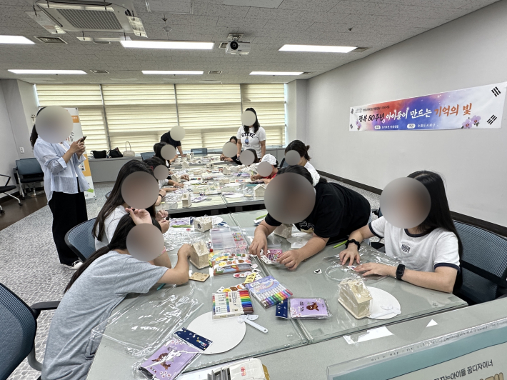 작품 만들기에 열중하고 있는 아이들의 모습