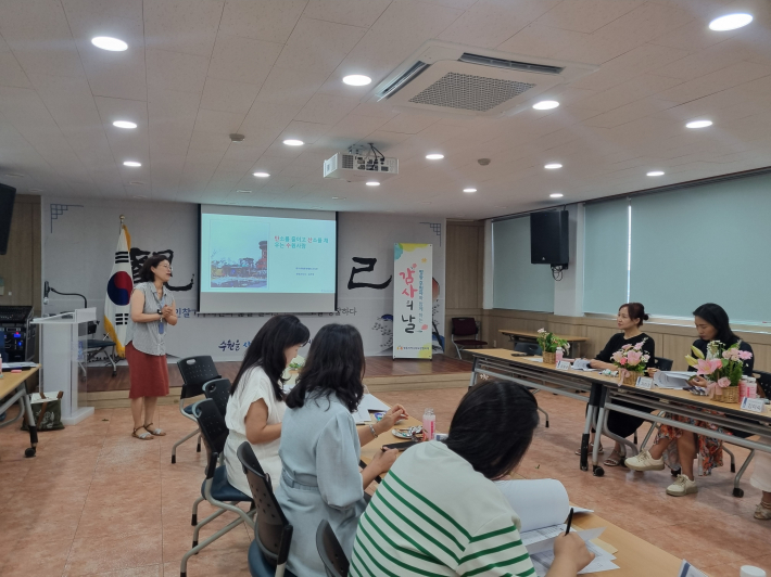  평동 지역사회보장협의체(민간위원장 김신애)가 새빛에코멘토단 교육을 받고 있다