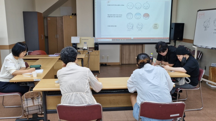 한 사람 한 사람 개별 지도 하고 있는 선생님