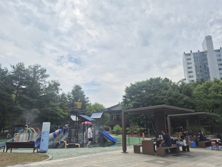 여름방학의 마지막 추억! 집 근처에서 즐기는 시원한 물놀이다.