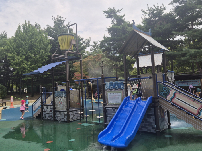 공원 가득 시원함이 번지는, 여름날의 매여울공원이다.