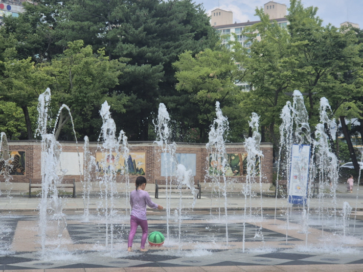작은 아이들도 시원하고 안전하게 즐길 수 있는 가운데 바닥분수가 자리하고 있다.