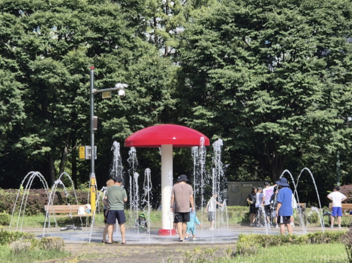 효원공원 바닥분수에서 뛰노는 아이들만큼이나 어른들도 신나게 즐기는 모습이다.