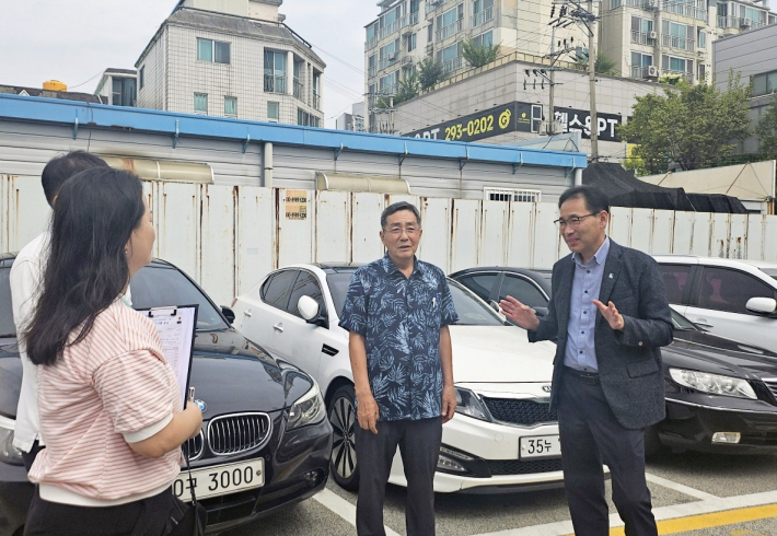 장안구청장, 관계부서 및 조원1동 주민자치 임원들이 조원1동 복합문화센터 건립현장을 확인하고 있다.