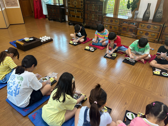 수원시 드림스타트 아동들이 정조대왕 효(孝) 문화체험을 하고 있다.