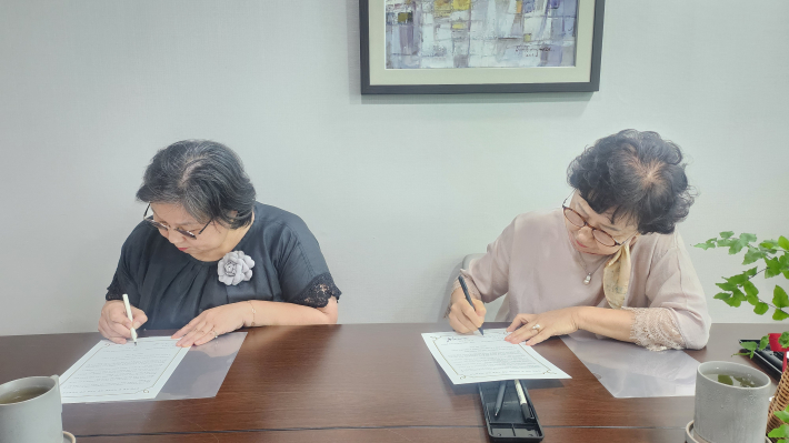 왼쪽 : 사)경기장애인부모연대수원시지회 조영희 지회장  오른쪽: 수원장애인자립생활지원센터 이영숙 소장