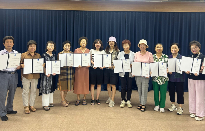 행궁동 통장 위촉 대상자들이 함께 하고 있다.